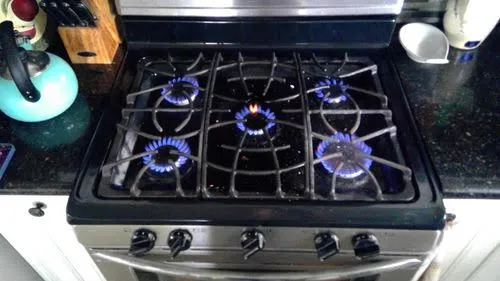 Gas range burners operating on a kitchen cooktop